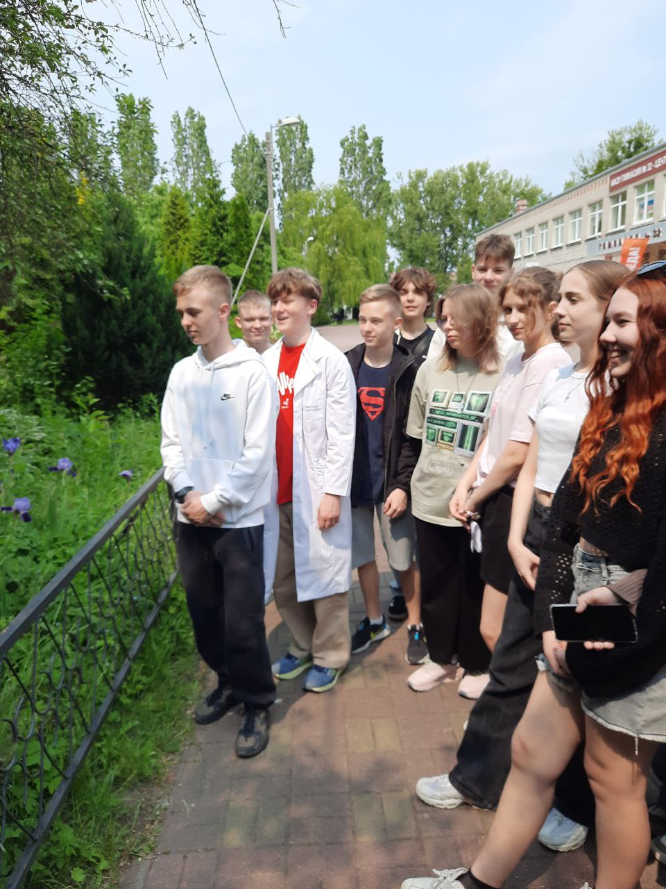 8 медкласс на практическом занятии по экологии лекарственных растений на школьной территории.
